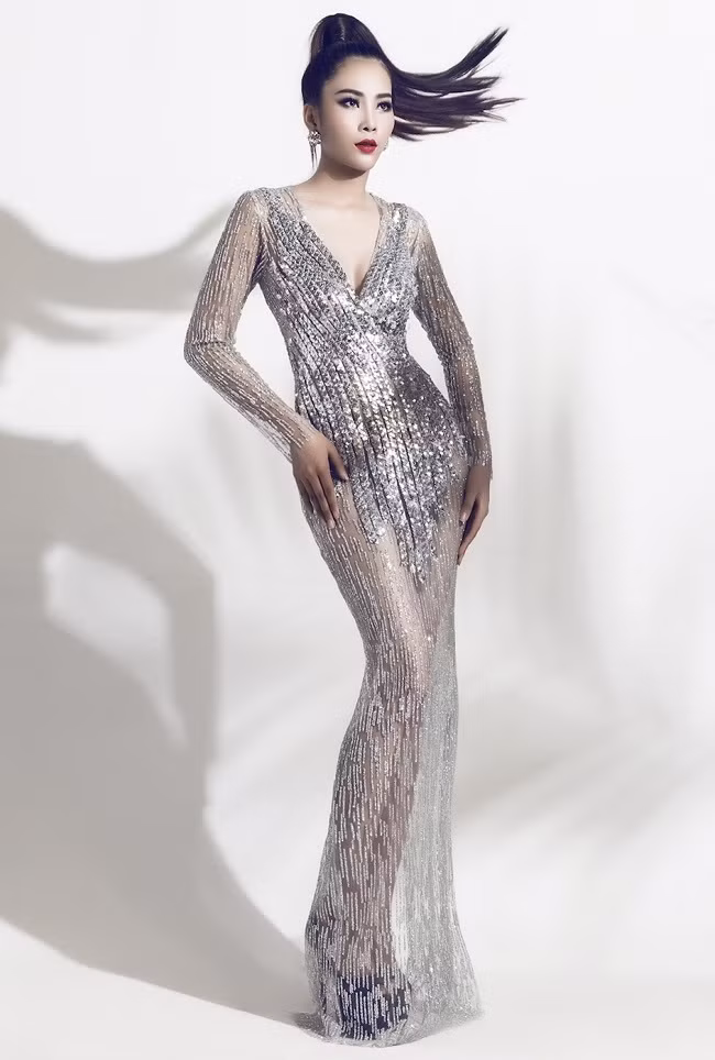 Nam Em sexy, quyến rũ trong chiếc váy bạch kim xuyên thấu.