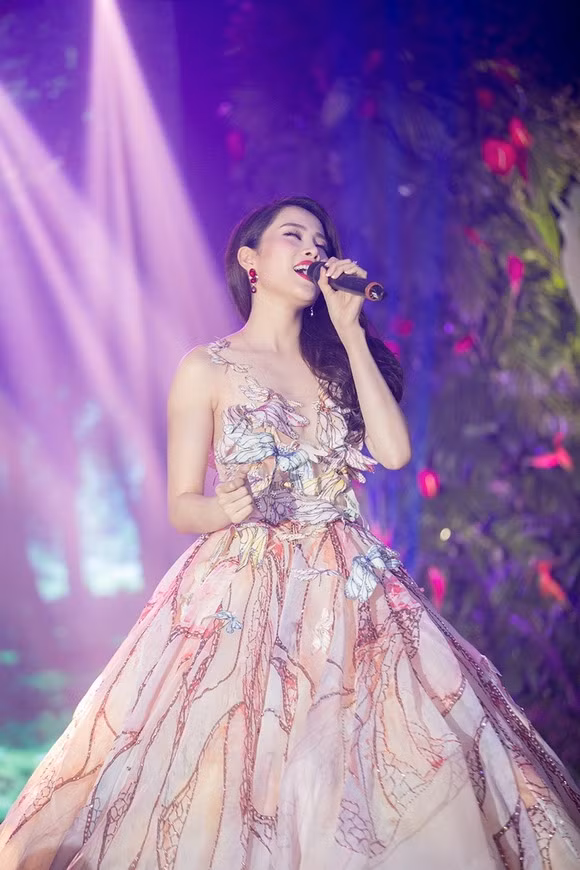 Trong phần thi tài năng của mình, nữ Hoa khôi chọn chiếc váy xòe công chúa với hoa văn thêu nổi tuyệt đẹp.