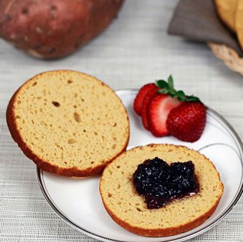 Vỏ sandwich được làm từ khoai lang nướng cũng rất dễ ăn.