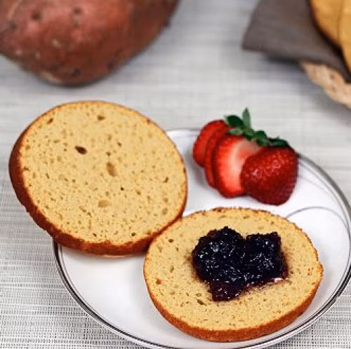 Vỏ sandwich được làm từ khoai lang nướng cũng rất dễ ăn.