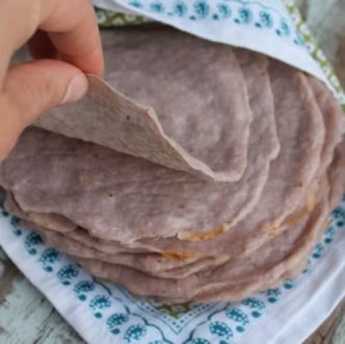 Làm sandwich từ bánh chuối.