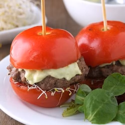 Hãy thử làm hamberger cà chua như thế này cũng khá thú vị.