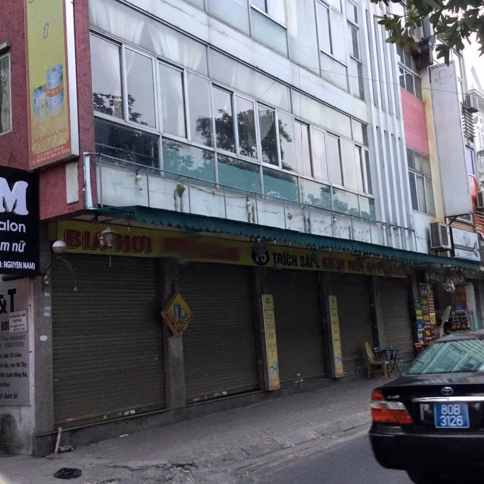 Ông Trần Toán, một người dân sống cạnh Hồ Tây cho biết: "Bình thường các quan nhậu thủy hải sản ở quanh khu vực Hồ Tây cứ chiều tối là rất đông khách, nhưng sau vụ cá chết thì vắng hẳn. Sau 10 ngày cá chết ở đây, tôi chỉ thấy các quán giải khát... mở cửa trở lại và thi thoảng có khách, riêng quán nhậu thì vắng vẻ, nhiều quán vẫn đóng cửa im lìm..."