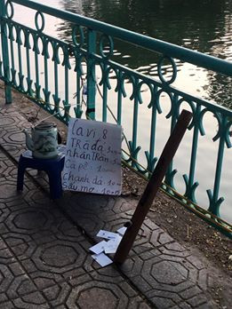 Cũng chính vì hàng quán mở cửa không có khách, nhiều người dân quanh đây phải tranh thủ bán trà đá để "kiếm cơm".