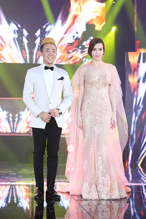 Kế sau đó phải kể đến nữ ca sĩ Hồ Ngọc Hà, gần đây nhất khi góp mặt trong chương trình Gala nhạc Việt với vai trò là MC dẫn chương trình, Hồ Ngọc Hà rạng rỡ với chiếc váy xuyên thấu trễ vai quyến rũ. Ảnh: FBNV.