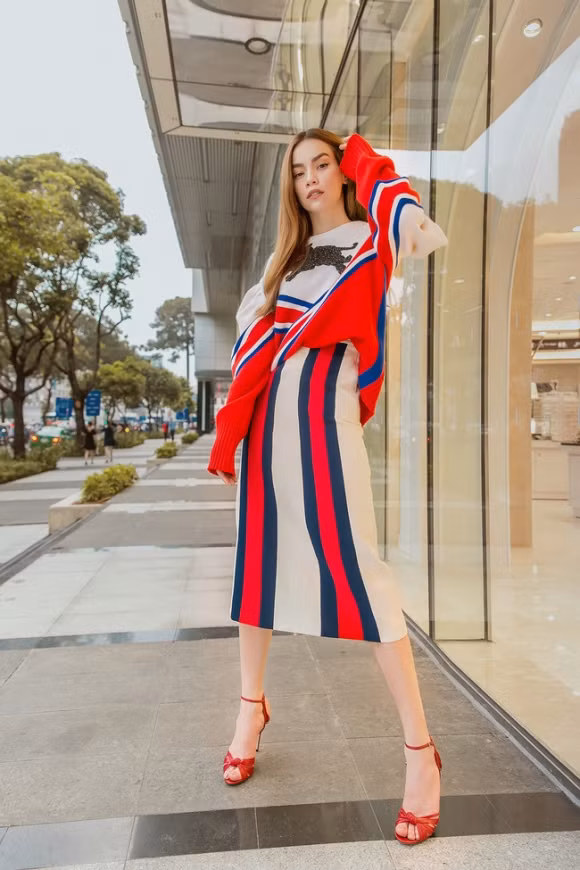 Nữ ca sĩ sang chảnh trong set đồ Gucci trên đường phố Nhật. Ảnh: FBNV.