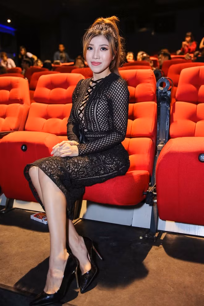 Trang Pháp khoe đường cong quyến rũ trong thiết kế ren bó sát. Ảnh: TodayTV.