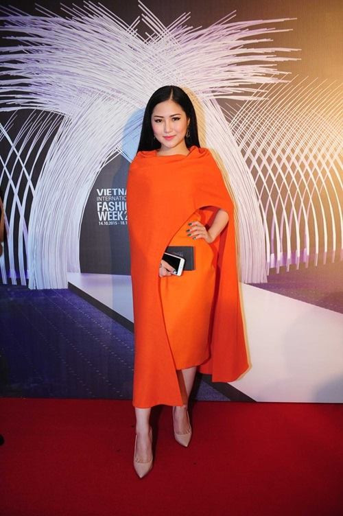 Mới chỉ 21 tuổi nhưng gu thời trang, cách trang điểm của nữ ca sĩ Hương Tràm (SN 1995) khá đứng tuổi. Ảnh: Phụ nữ.