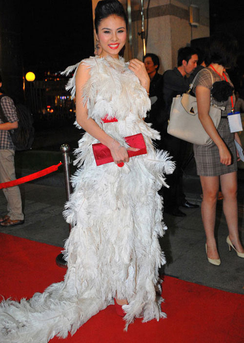 Nổi danh bằng những vai diễn trẻ trung và xinh đẹp trên phim nhưng ngoài đời thực, nữ diễn viên sinh năm 1990 lại khiến người hâm mộ thất vọng bởi gu thời trang kém tinh tế và già dặn so với lứa tuổi. Ảnh:Em Đẹp.