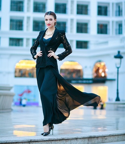 Hồng Quế trong bộ trang phục tone đen kết hợp với kiểu tóc khá già dặn. Ảnh: Dân Việt.