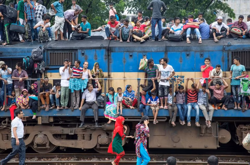 "Biển người" ngồi la liệt trên nóc tàu, hành lang tàu là chuyện thường thấy ở Bangladesh. Ảnh The Sun