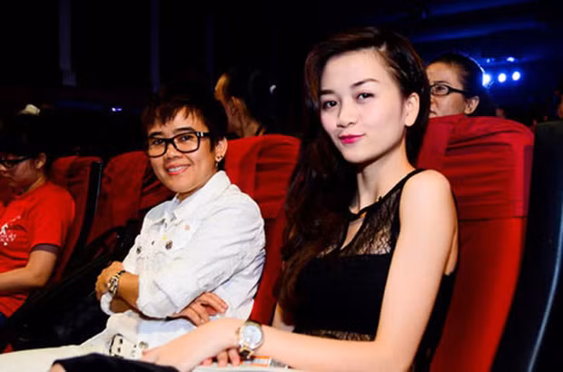 Trước khi dấy lên nghi vấn tình cảm với ca sĩ Thanh Hà, nhạc sĩ Phương Uyên cũng có 9 năm vướng tin đồn hẹn hò với ca sĩ Thiều Bảo Trang. Chuyện tình cảm bí mật này một thời khiến báo giới tốn nhiều giấy mực.