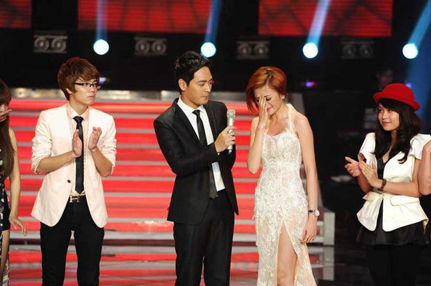 Cụ thể, vào năm 2012, khi Phương Uyên là Giám đốc âm nhạc của The Voice, Thiều Bảo Trang là thí sinh của cuộc thi này. Thời điểm đó xuất hiện tin đồn Phương Uyên thiên vị và có tình cảm với Thiều Bảo Trang nên đã sắp xếp để cô đoạt giải cao nhất. Giữa ồn ào, Bảo Trang đã rút khỏi cuộc thi và Phương Uyên cũng rời chức vụ Giám đốc âm nhạc The Voice.