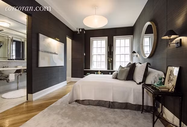 Phòng ngủ chính nhẹ nhàng gồm tủ quần áo, phòng tắm riêng. Cửa sổ lớn mang cung cấp nguồn sáng tự nhiên cho căn phòng.