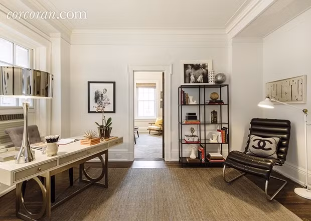 Một chiếc bàn lớn đặt trong phòng đọc sách.