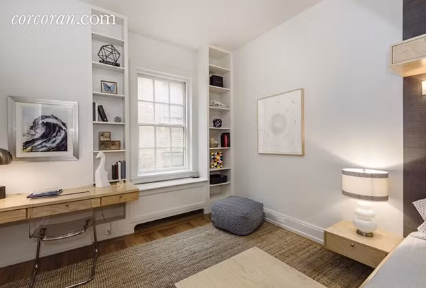 Bàn làm việc đặt trong góc phòng. 