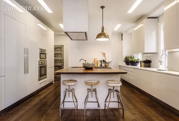 Căn bếp hiện đại có một quầy bar nhỏ. 