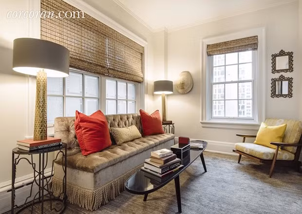 Đồ đạc trong nhà khá giản dị, ghế bọc nhung màu trầm phối màu khá hợp với ngôi nhà. 