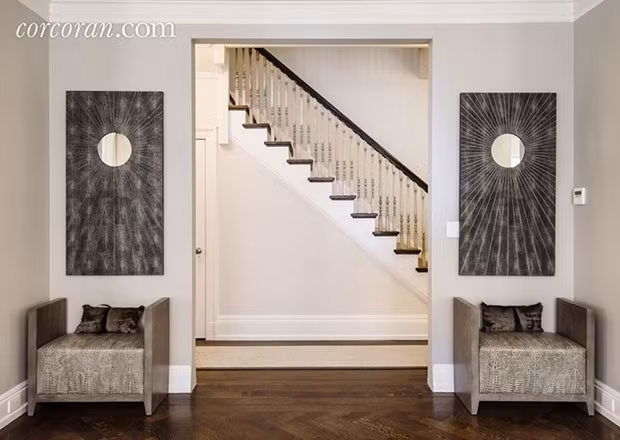 Hai chiếc ghế đặt đối xứng tạo nên góc nghệ thuật cho căn hộ.