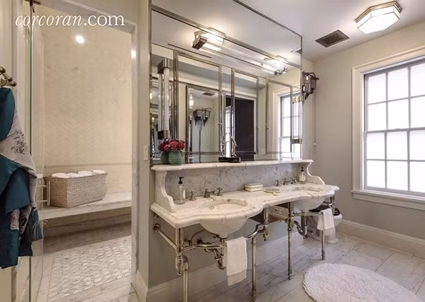 Phòng tắm lát gạch trắng mát mẻ, sạch sẽ.