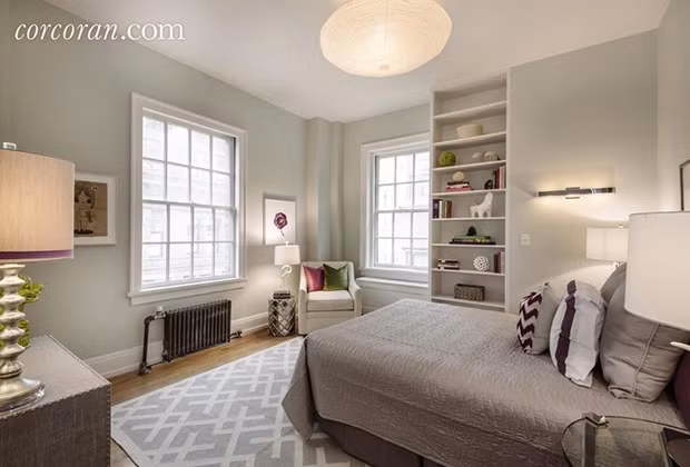 Một phòng ngủ khác nhỏ hơn được bài trí gọn gàng, thoáng mát. 