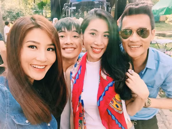 Vợ chồng Công Vinh - Thủy Tiên rạng rỡ cùng Diễm My 9X và Phở Đặc Biệt trong một sự kiện quảng cáo.