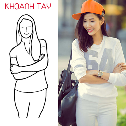 Phong cách mạnh mẽ với kiểu khoanh tay. 