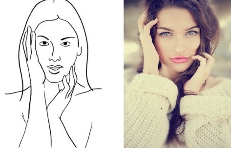 Giữ tay hờ trên mặt, kiểu này sẽ giúp bạn có một bức hình rất lãng mạn, gợi tình. Nhưng nhớ là các ngón tay khi để lên tóc và mặt phải thả lỏng chứ đừng cứng đơ như gỗ nhé.Theo Khỏe &amp; Đẹp 