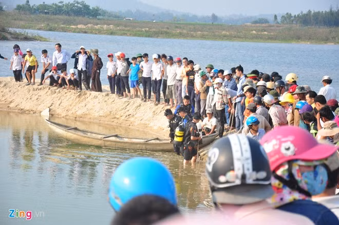 Người dân tập trung rất đông xem cơ quan chức năng cứu hộ.
