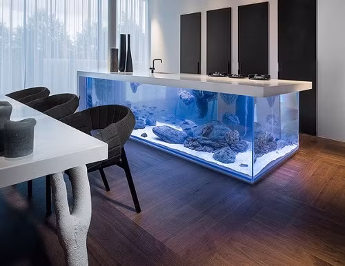 Theo lời khuyên của các nhà phong thủy, bạn nên chọn màu của mệnh Thủy làm màu nền cho không gian chính hoặc phòng ngủ. Màu của mệnh Kim làm màu nhấn cho không gian. Ngoài ra có thể đan xen những gam màu khác nhằm tạo sự cân bằng liền mạch về màu sắc để mang đến nét đẹp hài hòa, ấn tượng cho ngôi nhà. 