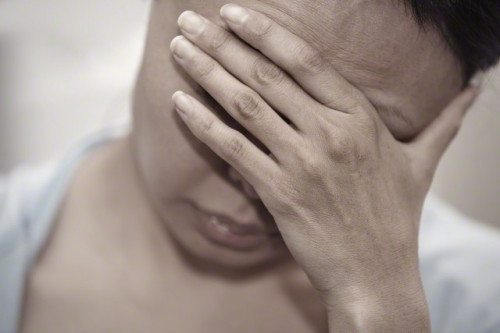 Thực sự bây giờ tôi chẳng biết phải làm sao với cô con dâu trắc nết và thằng con sống vật vờ như người mất hồn của mình. Ảnh minh họa.