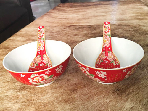 Cặp bát uyên ương hai vợ chồng Quỳnh Tâm thường dùng trong những ngày kỷ niệm đặc biệt của hai người. Đôi bát được trang trí họa tiết hoa mẫu đơn, thể hiện cho sự quý phái, an khang.