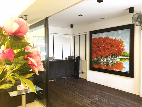 Ngoài hai gam màu đen - trắng chủ đạo, những bức tranh gam màu nóng hay những bình hoa, chậu cây nhỏ màu sắc tươi sáng chính là điểm nhấn giúp căn nhà hiện đại thêm ấm áp.