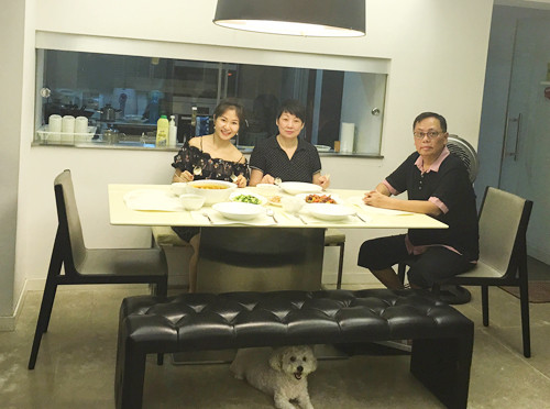 Quỳnh Tâm thưởng thức bữa tối cùng bố mẹ chồng.