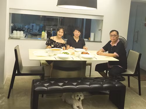 Quỳnh Tâm thưởng thức bữa tối cùng bố mẹ chồng.