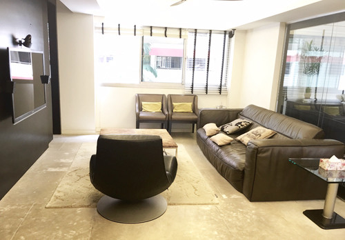 Chăm sóc nhà cửa sạch sẽ, ngăn nắp cũng là một trong những bí quyết giữ lửa gia đình của chị Quỳnh Tâm. "Tôi thích nội thất kiểu tân cổ điển, còn ông xã thích phong cách đơn giản, hiện đại. Ngôi nhà ở Singapore hiện được bài trí theo sở thích của anh ấy", chị Tâm nói.