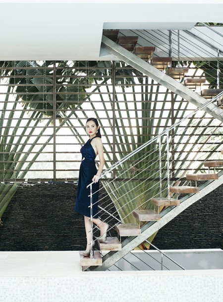 Không chỉ được những người trong nghề khen hết lời vì phong cách làm việc chuyên nghiệp, Diệu Linh cũng được nhận xét là có lối biểu cảm rất tự nhiên và chuyên nghiệp.