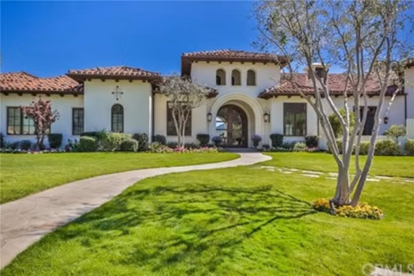 Căn biệt thự hoành tráng tại Thousand Oaks, California có diện tích gần 800m2 ước tính trị giá 8.9 triệu USD (khoảng 200 tỷ VNĐ) xây dựng từ năm 2010 theo phong cách Tây Ban Nha.