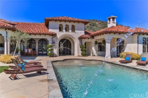 Từ căn biệt thự nhìn ra cảnh dãy núi Santa Monica. Bên ngoài là vườn hoa, bếp ngoài trời, hồ bơi và vườn rau phục vụ thú vui lúc rảnh rỗi của nữ chủ nhân. 