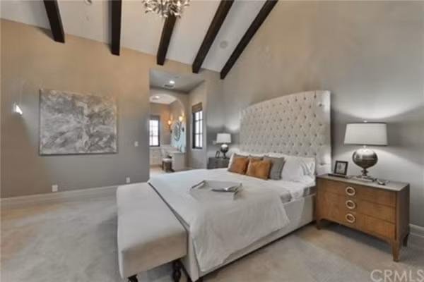 Ngôi nhà một tầng gồm 5 phòng ngủ, 7 phòng tắm được trang trí theo phong cách cổ điển. Phòng chiếu phim, phòng làm việc, quầy bar trong nhà và ngoài trời, nhà bếp lát đá cẩm thạch là những căn phòng được đánh giá cao về mặt thẩm mỹ. 