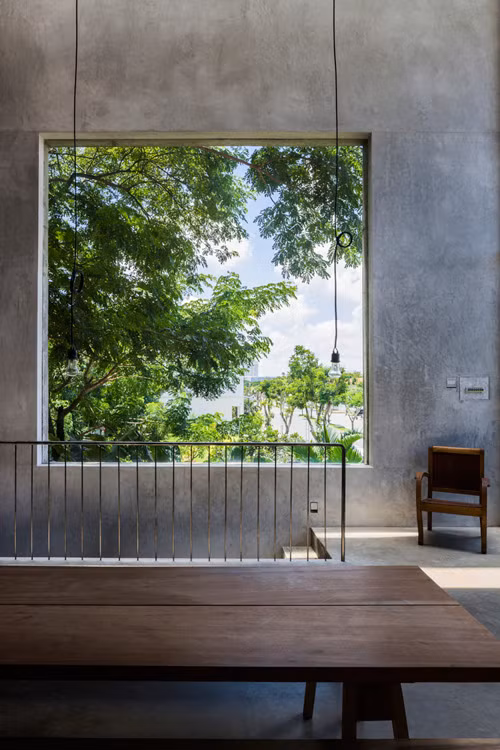 Các kiến trúc sư tận dụng ưu thế của hướng nhà, phía Đông và phía Nam. Ở một mặt, nơi nhận được nhiều ánh sáng mặt trời nhất, cũng là hướng cầu thang chính, có góc nhìn tuyệt vời ra công viên công cộng của khu vực. Ở cạnh đó là một cửa lớn mở ra ở hướng Nam để có thể nhìn ra công viên xanh tươi suốt bốn mùa.