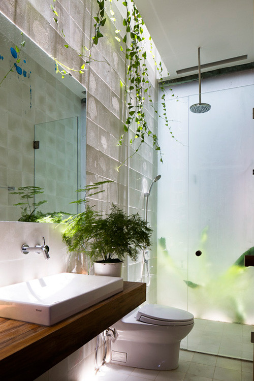 Khu vườn trên mái nhà cung cấp không gian ngoài trời cho gia đình để tận hưởng cuộc sống ban đêm ở khu vực đô thị mới này. Từ đầu đến cuối, cầu thang - như xương sống của ngôi nhà cho phép chúng tôi tham gia vào một cuộc phiêu lưu không ngừng để khám phá những nơi khác nhau trên khắp ngôi nhà. Khu vườn trên mái nhà cung cấp không gian ngoài trời cho gia đình để tận hưởng cuộc sống ban đêm ở khu vực đô thị mới này. Từ đầu đến cuối, cầu thang - như xương sống của ngôi nhà cho phép chúng tôi tham gia vào một cuộc phiêu lưu không ngừng để khám phá những nơi khác nhau trên khắp ngôi nhà.