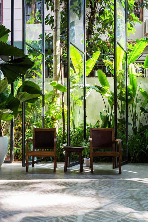 Nói ngắn gọn là thoát khỏi những thiết kế nhà phố thông thường - nơi mà các phòng chức năng bị bao bọc bởi bốn bức tường. Những người sinh hoạt bên trong chẳng khác nào bị cô lập trong thế giới của riêng mình. Chủ nhà ở đây là một gia đình nhỏ kiểu mẫu gồm cha mẹ và 2 con. Họ mong muốn có một ngôi nhà kết nối với tự nhiên và kết nối mọi người với nhau. Nói ngắn gọn là thoát khỏi những thiết kế nhà phố thông thường - nơi mà các phòng chức năng bị bao bọc bởi bốn bức tường. Những người sinh hoạt bên trong chẳng khác nào bị cô lập trong thế giới của riêng mình. Chủ nhà ở đây là một gia đình nhỏ kiểu mẫu gồm cha mẹ và 2 con. Họ mong muốn có một ngôi nhà kết nối với tự nhiên và kết nối mọi người với nhau.