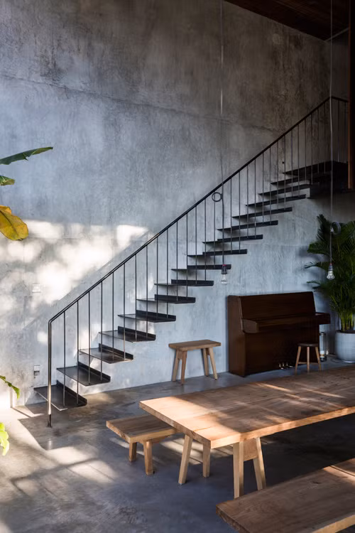 Vì vậy, nhìn tổng thể ngôi nhà như một hình khối lớn được tạo thành từ những căn phòng nhỏ - vừa riêng tư mà vẫn kết nối với nhau bởi các khu vực chung rộng rãi. Nơi lưu trú bao gồm các tầng và khoảng trống chứa đựng không gian trong nhà và bán-ngoài trời xếp chồng lên nhau.