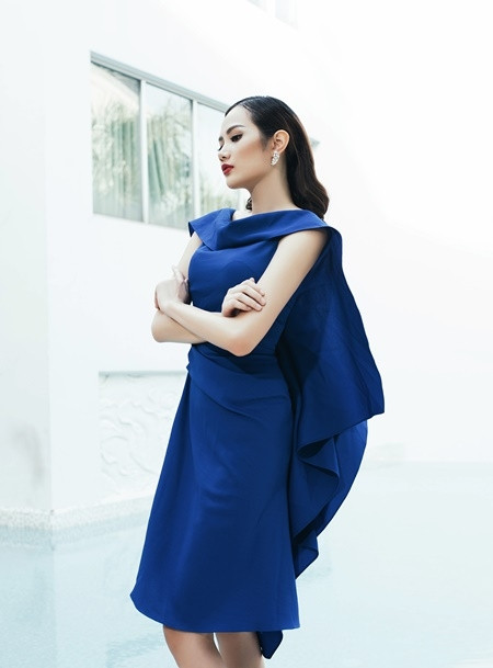 Các mẫu thiết kế mà Diệu Linh diện lên người dù khá kín đáo nhưng vẫn mang lại sự quyến rũ, gợi cảm nhờ những đường cắt cúp tinh tế và thiết kế ôm sát.