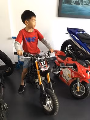  Cường Đô la khoe ảnh con trai mê mẩn xe cộ giống hệt bố.