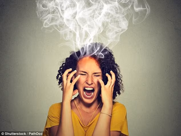  Dễ cáu kỉnh tức giận: Nữ nhân thì không nên vội vàng xao động, có biểu hiện trên là tướng mạo dễ cáu kỉnh, tức giận. 