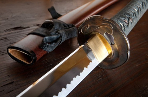 2. Thanh kiếm Kusanagi: Theo truyền thuyết, thanh kiếm Kusanagi được tìm thấy trong xác của một con rắn 8 đầu. Nó bị thần bão và biển giết chết. Kusanagi được coi là biểu trưng của hoàng gia (Imperial Regalia) Nhật Bản và là một trong những biểu tượng nữ thần mặt trời. Hoàng gia Nhật Bản sử dụng nó làm biểu tượng của quyền lực thiêng liêng và dùng để cai trị thần dân. Thanh kiếm này được cho là đang "ngự" trong ngôi đền Atsuta thuộc tỉnh Nagano, nhưng sự hiện hữu của nó không được công bố với công chúng trong suốt nhiều thế kỷ qua.