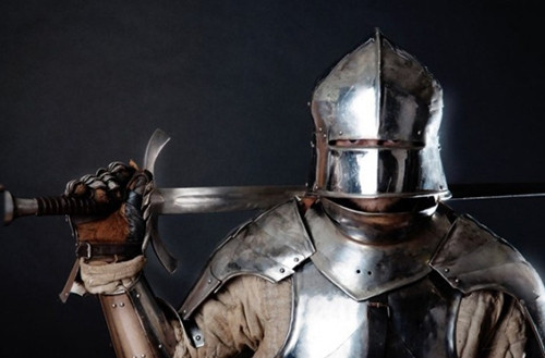 3. Thanh kiếm huyền bí Durandal: Trong hàng trăm năm, thanh kiếm huyền bí Durandal bị gắn vào trong các vách đá phía trên nhà thờ nhỏ Notre Dame ở Rocamadour, Pháp. Các tu sĩ cho hay nó là bảo kiếm của hiệp sĩ Roland. Theo truyền thuyết, Roland đã ném thanh kiếm của mình vào vách đá để nó không rơi vào tay kẻ thù. Kể từ thế kỷ XII, nhà thờ nhỏ Notre Dame đã trở thành một điểm trong cuộc hành hương thiêng liêng của các tín đồ. Năm 2011, giới chức trách đã di chuyển thanh kiếm khỏi vách đá và bảo quản, trưng bày nó ở Bảo tàng Cluny, Paris.