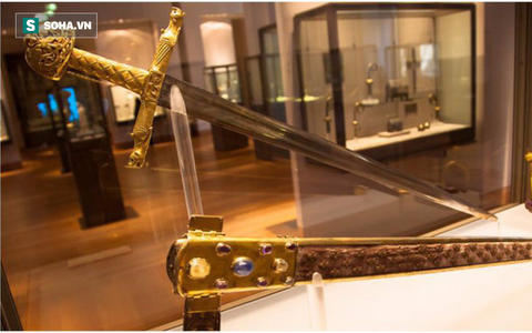 Vào đầu năm 1271, hai thanh kiếm có tên gọi Joyeuse đã xuất hiện trong nghi lễ đăng quang của các vị vua Pháp. Một trong hai thanh kiếm được cho là thuộc sở hữu của Tòa Thánh La Mã trong nhiều thế kỷ.